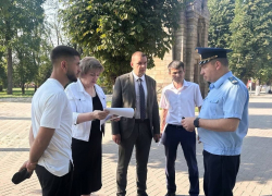 Глава города и прокурор проверили ход реконструкции Александровского парка 