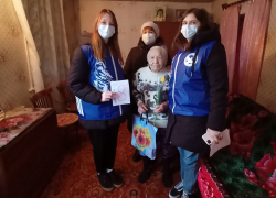 Женщин-ветеранов волонтеры и социальные работники поздравили с 8 марта 