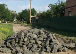 Жители поселка Красина в Шахтах завалили въезд на улицу валунами