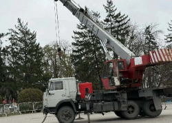 В Шахтах устанавливают Новогоднюю Елку