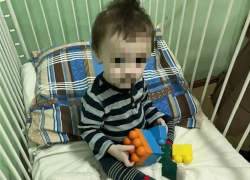 Мальчика, брошенного в подъезде в Шахтах, усыновили