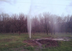В Шахтах из-под земли бьет фонтан