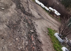 Жители улицы Красная в Шахтах вынуждены сами выравнивать дорогу