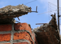 Обваливающаяся крыша 14-этажного дома угрожает жизни шахтинцев