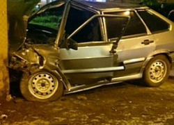 В Шахтах ВАЗ-2114 врезался в опору рекламного щита - погибла трехмесяная девочка