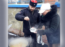 Александровск-Грушевские казаки проводили масленицу благотворительным обедом