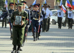 В соседнем с Шахтами Новошахтинске торжественно перезахоронили останки солдата Великой Отечественной войны
