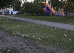 Детские площадка около ларьков на ХБК в Шахтах засыпаны мусором