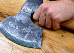 Житель Шахт во время пьянки ударил своего собутыльника по голове топором