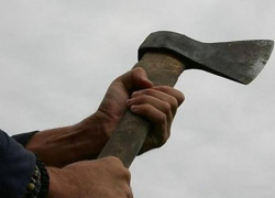 Два удара топором по голове от своего знакомого получил житель города Шахты