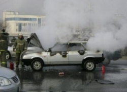 Под Шахтами среди дня полностью сгорел ВАЗ