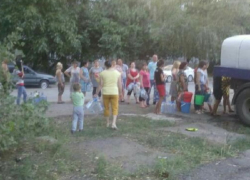 «Водовозка всего одна, и вода течет тонкой струйкой», - жалуются жители Майского в Шахтах