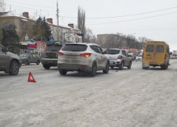 В Шахтах из-за гололёда бьются машины, при этом улицы забрасывают песком с грузовика