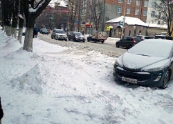 Места для парковок и дороги в Шахтах завалены сугробами