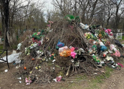 Центральное кладбище в Шахтах утонуло в мусоре