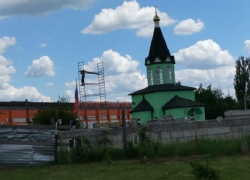 В Шахтах в поселке ХБК разобрали недостроенную церковь