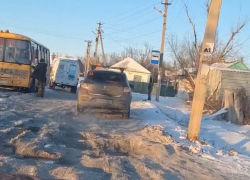 На улице Станционная в Шахтах проблемы с проездом из-за питьевой воды на дороге