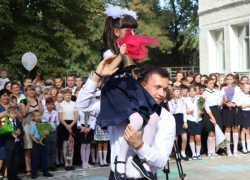 Впервые за парты в Шахтах сели более двух тысяч первоклассников