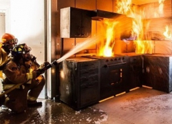 От разведенного шахтинцем огня сгорела летняя кухня соседа