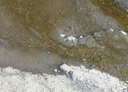 Питьевая вода цвета хаки течет по переулку Офицерский в Шахтах