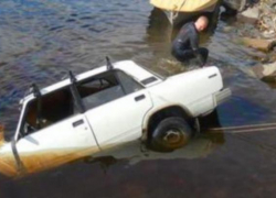 В Шахтах утопленный угонщиками ВАЗ-2105 подняли со дна водохранилища