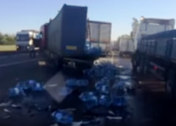 Авария с участием сразу трех фур произошла на трассе под Шахтами