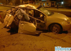 В Шахтах «Форд» врезался в опору рекламного щита: один пассажир погиб