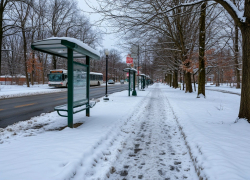 Бабушка упала у автобуса из-за снежной насыпи, образовавшейся после уборки дорог в Шахтах