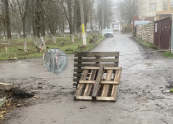 Произвольные ограждения во дворах Шахт затрудняются движение пешеходов
