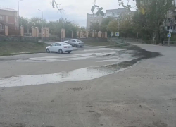 Сколько терпеть бездействие: по двору многоэтажки в Шахтах текут реки воды