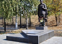 Более 80 человек наводили порядок на мемориале «Павшим воинам» в Шахтах 