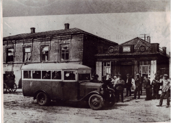 Когда-то он располагался на перекрестке Победы Революции и Шевченко: в исторической страничке о шахтинском автовокзале