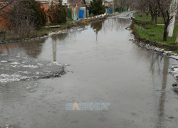 Очередной прорыв трубы на Артеме в Шахтах не дает жителям попасть в их дворы