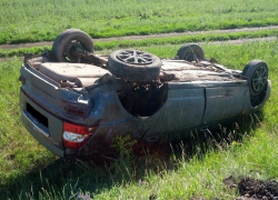 Под Новошахтинском перевернулась «Лада-Приора» - двое пострадали