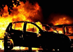 Сгоревшие на Шишкова автомобили подожгли