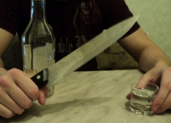 Во время пьяной ссоры 54-летний шахтинец ударил ножом своего знакомого