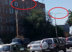 Днем работают фонари на перекрестке Кирпичной и Комиссаровского в Шахтах