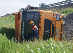 Под Шахтами перевернулся многотонный большегруз