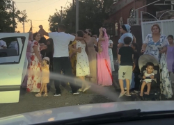 Цыгане устроили пьяные танцы, перекрыв улицу Ленскую стульями