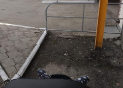 Бордюры, ограды и грязь приходится штурмовать мамам с колясками в Шахтах