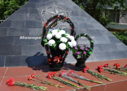 В День памяти погибших горняков горожане идут к мемориалу Шахтерской славы