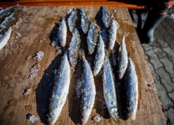 Продавщица рыбы из Шахт получила год колонии за попытку дать взятку в 5 000 рублей