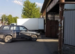 Грузовики, паркующиеся на улице Советской, шахтинцы обходят по дороге