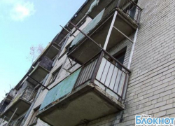 В Шахтах пожилая женщина выпала из окна второго этажа и погибла