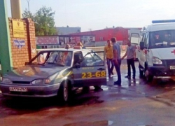  В Шахтах такси сбило пешехода на тротуаре