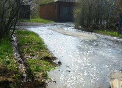 Широкой рекой льется питьевая вода по улице Полюсная в Шахтах