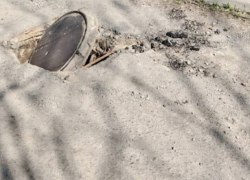 Открытый люк рядом с детским садом на ХБК в Шахтах беспокоит жителей 