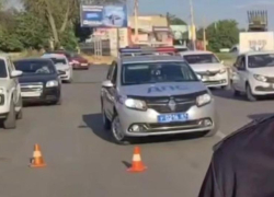 32-летний водитель электросамоката погиб, врезавшись в припаркованный автомобиль в Шахтах