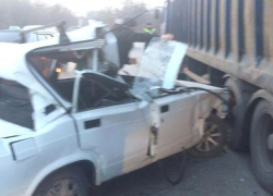 На въезде в Шахты ВАЗ на скорости влетел под прицеп многотонного грузовика