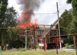 Заминировал гараж и поджег квартиру: мужчина устроил крупный пожар в Шахтах 